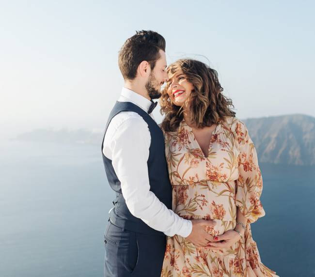 pregnancy photo session in Santorini